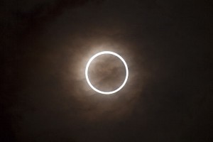 Annular solar eclipse 2012 (©Nakae from Tokyo via  Wikimedia)