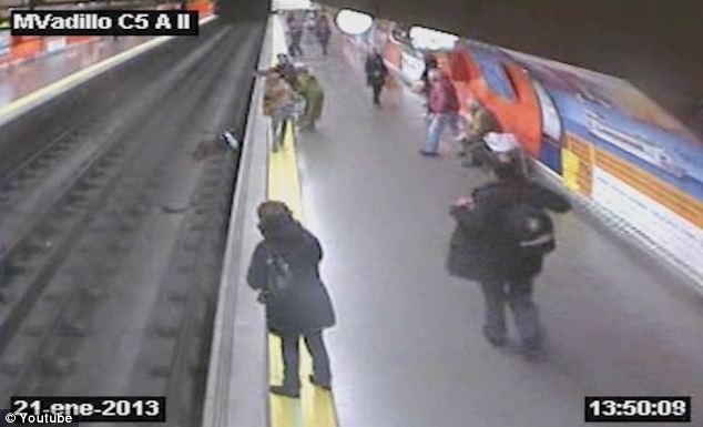 Woman falls on Madrid subway tracks. Police officer saves her life ...